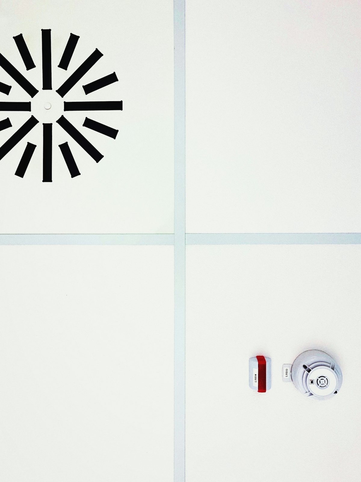 Interconnected photoelectric smoke alarm on a ceiling